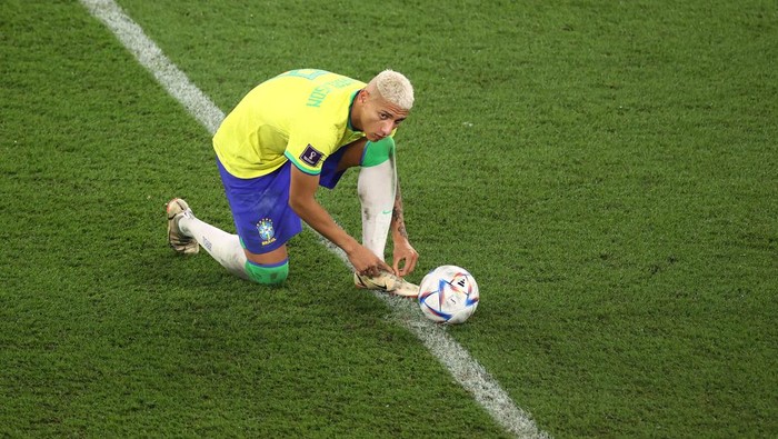 DOHA, QATAR - DECEMBER 05: Richarlison of Brazil ties his shoelaces during the FIFA World Cup Qatar 2022 Round of 16 match between Brazil and South Korea at Stadium 974 on December 05, 2022 in Doha, Qatar. (Photo by Robert Cianflone/Getty Images)