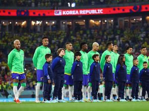 Kenapa Pemain Sepak Bola Menggandeng Anak Kecil Sebelum Pertandingan? Kenapa Pemain Sepak Bola Menggandeng Anak Kecil Sebelum Pertandingan?