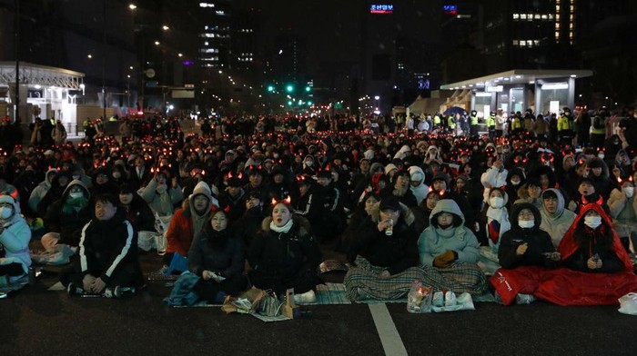 Brr.. Warga Seoul Nobar Laga Korsel Vs Brasil di Tengah Jalan Bersalju SEOUL, SOUTH KOREA - DECEMBER 06: South Korean football fans show their dejection as they watch the public viewing of the FIFA World Cup Qatar 2022 round of 16 match between Brazil and South Korea at the Gwanghwamun Square on December 06, 2022 in Seoul, South Korea. (Photo by Chung Sung-Jun/Getty Images)