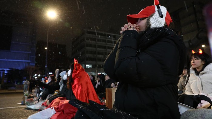 SEOUL, SOUTH KOREA - DECEMBER 06: South Korean football fans show their dejection as they watch the public viewing of the FIFA World Cup Qatar 2022 round of 16 match between Brazil and South Korea at the Gwanghwamun Square on December 06, 2022 in Seoul, South Korea. (Photo by Chung Sung-Jun/Getty Images)