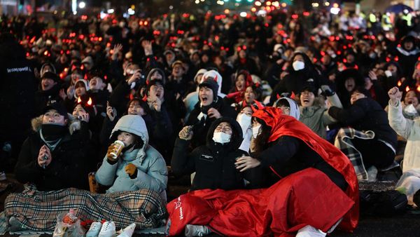 Brr... Saat Warga Seoul Nobar Korsel Vs Brasil di Tengah Jalan Bersalju