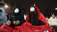Mereka menyaksikan pertandingan antara Brasil dan Korea Selatan melalui siaran yang ditayangkan lewat layar lebar.  