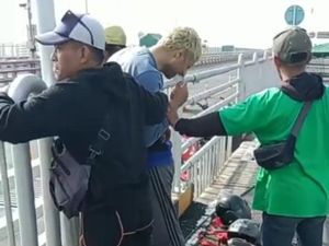 Aksi Dramatis Warga Tunisia yang Dikira Hendak Bunuh Diri di Suramadu Aksi Dramatis Warga Tunisia yang Dikira Hendak Bunuh Diri di Suramadu