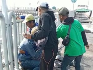 Pria Pirang Diduga Hendak Bunuh Diri di Suramadu WN Tunisia Pria Pirang Diduga Hendak Bunuh Diri di Suramadu WN Tunisia