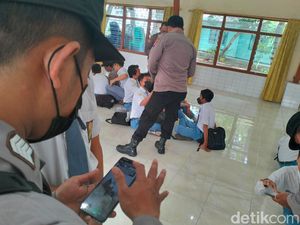 Polisi Cek HP Siswa Cegah Pengaruh Gangster di Kalangan Remaja Polisi Cek HP Siswa Cegah Pengaruh Gangster di Kalangan Remaja