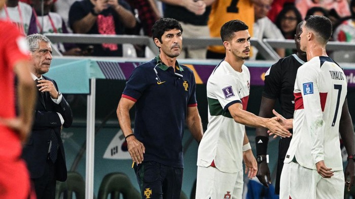 02 December 2022, Qatar, Al-Rajjan: Soccer, World Cup, South Korea - Portugal, Preliminary Round, Group H, Matchday 3, at Education City Stadium in Al-Rajjan, Portugal's Cristiano Ronaldo (r) is substituted for Portugal's André Silva, left Portugal coach Fernando Santos. Photo: Robert Michael/dpa (Photo by Robert Michael/picture alliance via Getty Images)