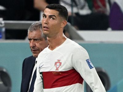 Lihat Lagi Momen Ronaldo Ngambek Saat Diganti