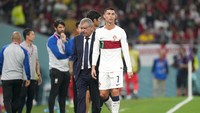 Jelang laga Portugal lawan Swiss di 16 besar Piala Dunia 2022, Santos pun ditanya mengenai ngambeknya Ronaldo. Foto: AP/Lee Jin-man