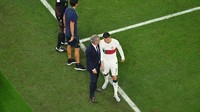 Sedangkan Ronaldo juga kurang memperlihatkan taji sebelum ditarik keluar. Foto: Getty Images/Dan Mullan