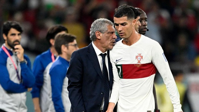 TOPSHOT - Portugals coach #00 Fernando Santos (L) greets Portugals forward #07 Cristiano Ronaldo as he leaves the pitch during the Qatar 2022 World Cup Group H football match between South Korea and Portugal at the Education City Stadium in Al-Rayyan, west of Doha on December 2, 2022. (Photo by PATRICIA DE MELO MOREIRA / AFP) (Photo by PATRICIA DE MELO MOREIRA/AFP via Getty Images)