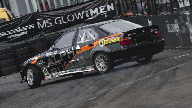 Davin Augusta merupakan pebalap Alpha Rules Drift Team.