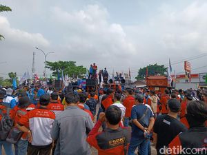 Buruh Demo di Depan Kantor Gubernur Banten, Ini Tuntutannya soal UMK 2023