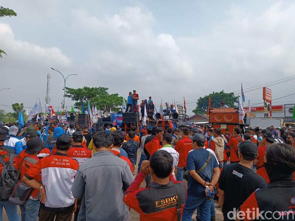 Buruh Demo di Depan Kantor Gubernur Banten, Ini Tuntutannya soal UMK 2023 Buruh Demo di Depan Kantor Gubernur Banten, Ini Tuntutannya soal UMK 2023