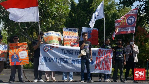 Massa di Bali menggelar demonstrasi menolak Revisi KUHP yang baru disahkan oleh DPR, Selasa (6/12).