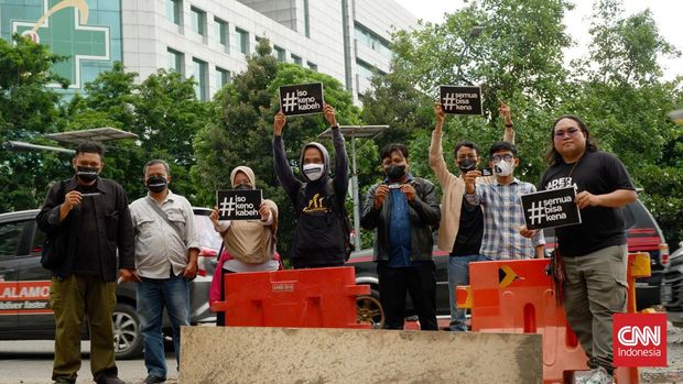Koalisi Masyarakat Sipil menggelar unjuk rasa menolak Revisi KUHP di Surabaya, Jawa Timur, Selasa (6/12).