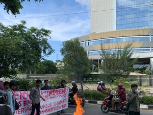 Massa Mahasiswa di Makassar Demo Tolak Kedatangan Anies Baswedan Massa Mahasiswa di Makassar Demo Tolak Kedatangan Anies Baswedan