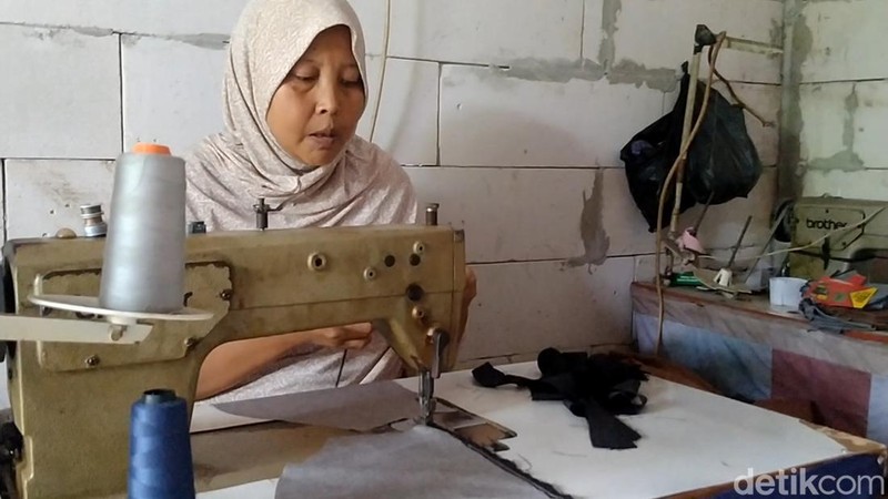 Kisah Buruh di Pekalongan, Suami Sakit-Terbelit Tunggakan Biaya Sekolah Anak