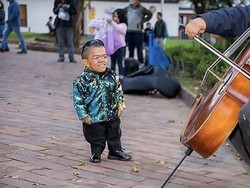 Cara Pria Terpendek di Dunia Ekspresikan Kebahagiaan