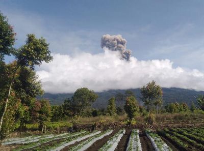 Potret Erupsi Gunung Kerinci Keluarkan Abu Pekat Setinggi 700 Meter