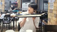 Jelang Wajib Militer, Ini 10 Momen Jin BTS Asyik Kulineran