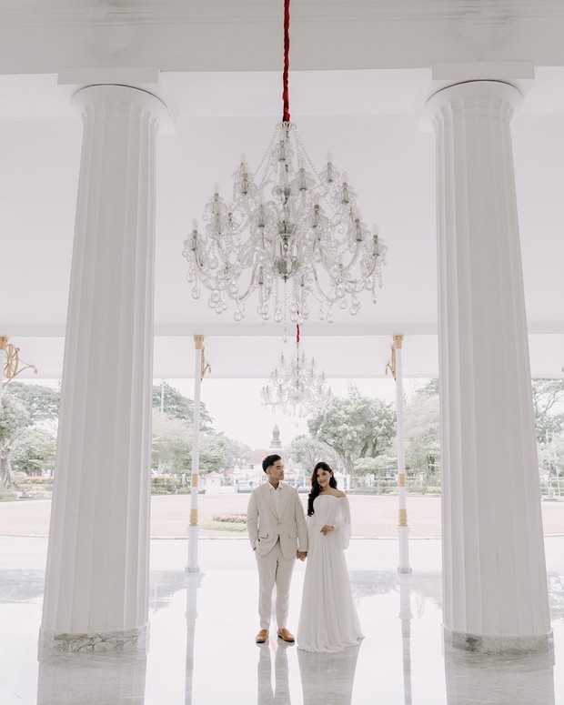 Gaun Malam & Jas / Foto: Instagram / @erinagudono & @kaesangp Busana Pre-Wedding Ala Erina Gudono & Kaesang Pangarep