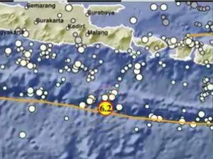 Gempa M 6,2 Jember Terasa hingga Blitar, Warga Berhamburan Keluar Rumah Gempa M 6,2 Jember Terasa hingga Blitar, Warga Berhamburan Keluar Rumah