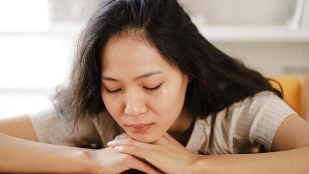 Ilustrasi perempuan menangis setelah putus cinta/Foto: Pexels/Ron Lach