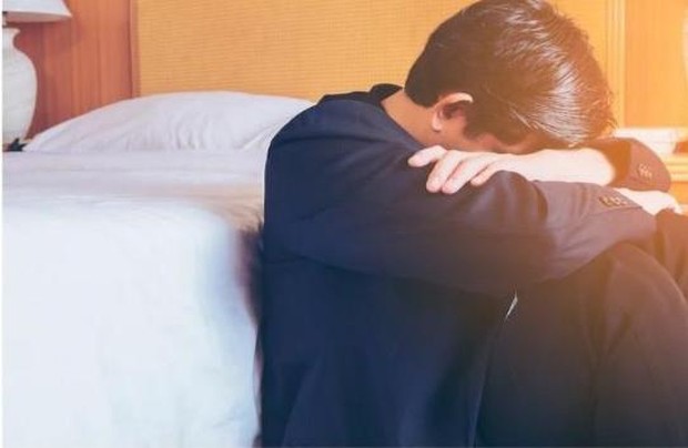 Ilustrasi pria stres setelah putus cinta/Foto: Freepik/jcomp