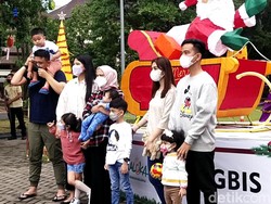 Naik Bus Tingkat Keliling Solo, Iriana dan Anak-Cucu Mampir Foto di Balkot