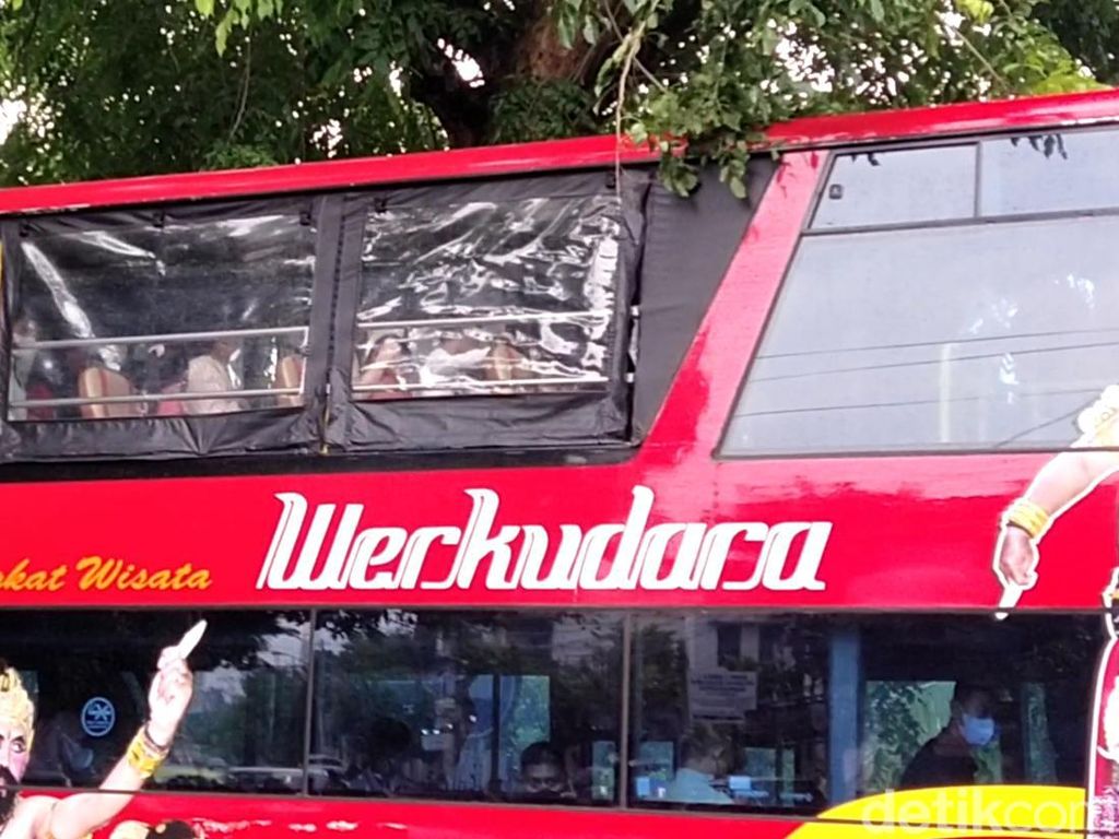 Iriana Jokowi Ditemani Selvi, Kahiyang dan Cucunya Naik Bus Tingkat Solo