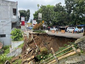 Ngeri! Jalan Protokol di Sukabumi Menganga Tergerus Sungai