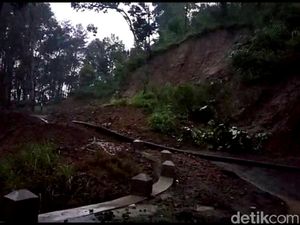 Tebing Longsor Putus Total Jalan Antarkecamatan di Trenggalek Tebing Longsor Putus Total Jalan Antarkecamatan di Trenggalek