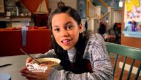 Pose Jenna Ortega saat Ngopi dan Makan Pizza Ini Mirip Lesti Kejora