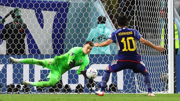 Soccer Football - FIFA World Cup Qatar 2022 - Round of 16 - Japan v Croatia - Al Janoub Stadium, Al Wakrah, Qatar - December 5, 2022 Croatia's Dominik Livakovic saves a penalty missed by Japan's Takumi Minamino REUTERS/Matthew Childs