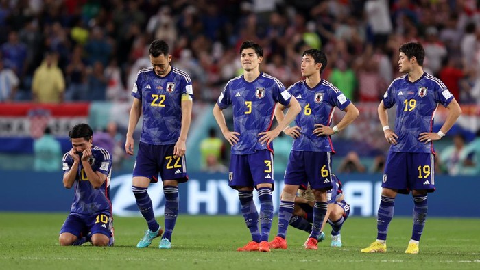 AL WAKRAH, QATAR - DECEMBER 05: Japan players show dejection after their defeat through the penalty shoo during the FIFA World Cup Qatar 2022 Round of 16 match between Japan and Croatia at Al Janoub Stadium on December 05, 2022 in Al Wakrah, Qatar. (Photo by Julian Finney/Getty Images)