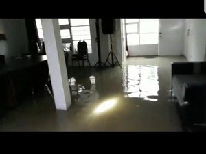 Kantor Bawaslu Jember Kebanjiran gegara Gorong-gorong Tersumbat Kantor Bawaslu Jember Kebanjiran gegara Gorong-gorong Tersumbat