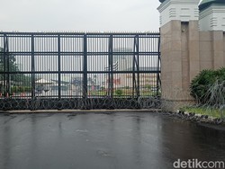 Kawat Berduri Terpasang di Depan DPR Jelang Aksi Penolakan RKUHP