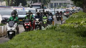Kebangetan! Pemotor Terobos Jalur Sepeda Berjamaah