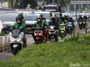 Kebangetan! Pemotor Terobos Jalur Sepeda Berjamaah Kebangetan! Pemotor Terobos Jalur Sepeda Berjamaah