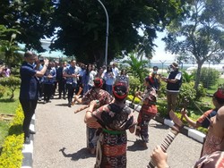 Tiba di Kupang Pakai Jet, AHY Disambut Natoni-Tari Kabokang