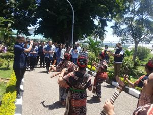 Tiba di Kupang Pakai Jet, AHY Disambut Natoni-Tari Kabokang Tiba di Kupang Pakai Jet, AHY Disambut Natoni-Tari Kabokang
