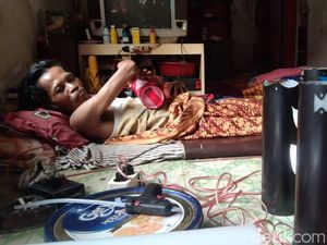 Meski Tubuh Lumpuh Separuh, Rudi Mampu Produksi Lampu Hias