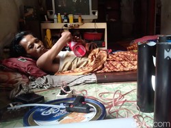 Meski Tubuh Lumpuh Separuh, Rudi Mampu Produksi Lampu Hias