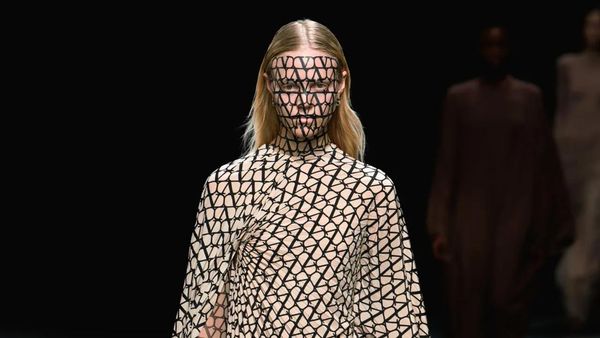 10 Koleksi Busana Valentino Spring/Summer 2023, Hadir dalam Warna Netral