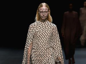 10 Koleksi Busana Valentino Spring/Summer 2023, Hadir dalam Warna Netral