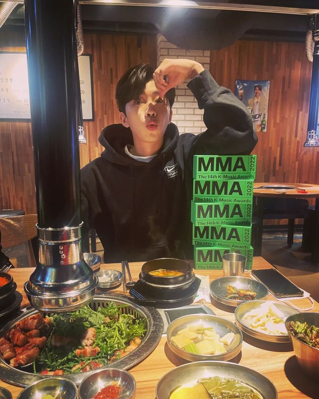 Lim Young Woong bersama piala kemenangannya di MMA 2022