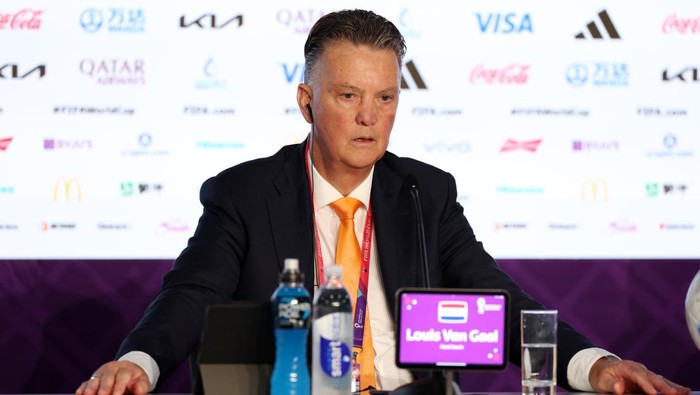 DOHA, QATAR - DECEMBER 03: Louis van Gaal, Head Coach of Netherlands, speaks to the media in the post match press conference after the teams victory during the FIFA World Cup Qatar 2022 Round of 16 match between Netherlands and USA at Khalifa International Stadium on December 03, 2022 in Doha, Qatar. (Photo by Patrick Smith - FIFA/FIFA via Getty Images)