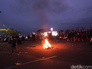 Buruh Tuntut UMK Naik Masih Bertahan Depan Kantor Gubernur Banten