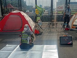 Bangun Kemah Depan DPR, Massa Tolak KUHP Baru Ancam Aksi Sampai Malam