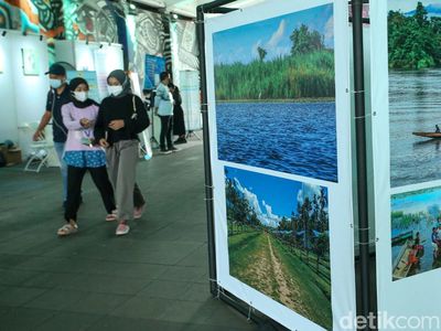 Melihat Pameran Foto Hari HAM Sedunia di Terowongan Kendal